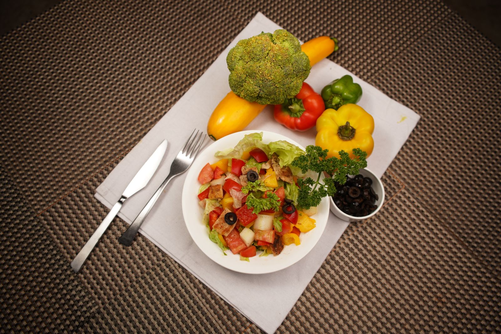 Refeição colorida com alimentos frescos