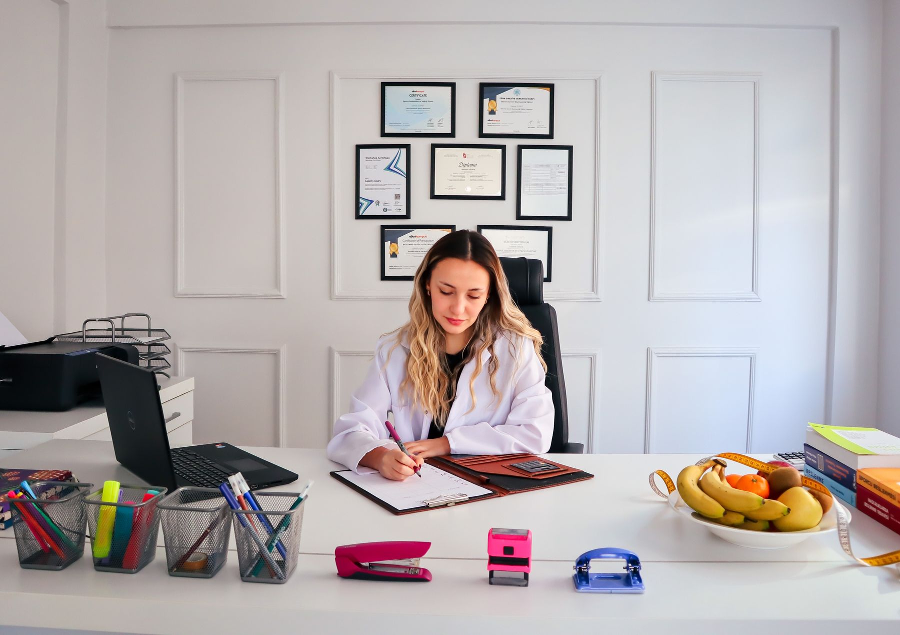 Retrato ilustrativo de uma profissional em consultório