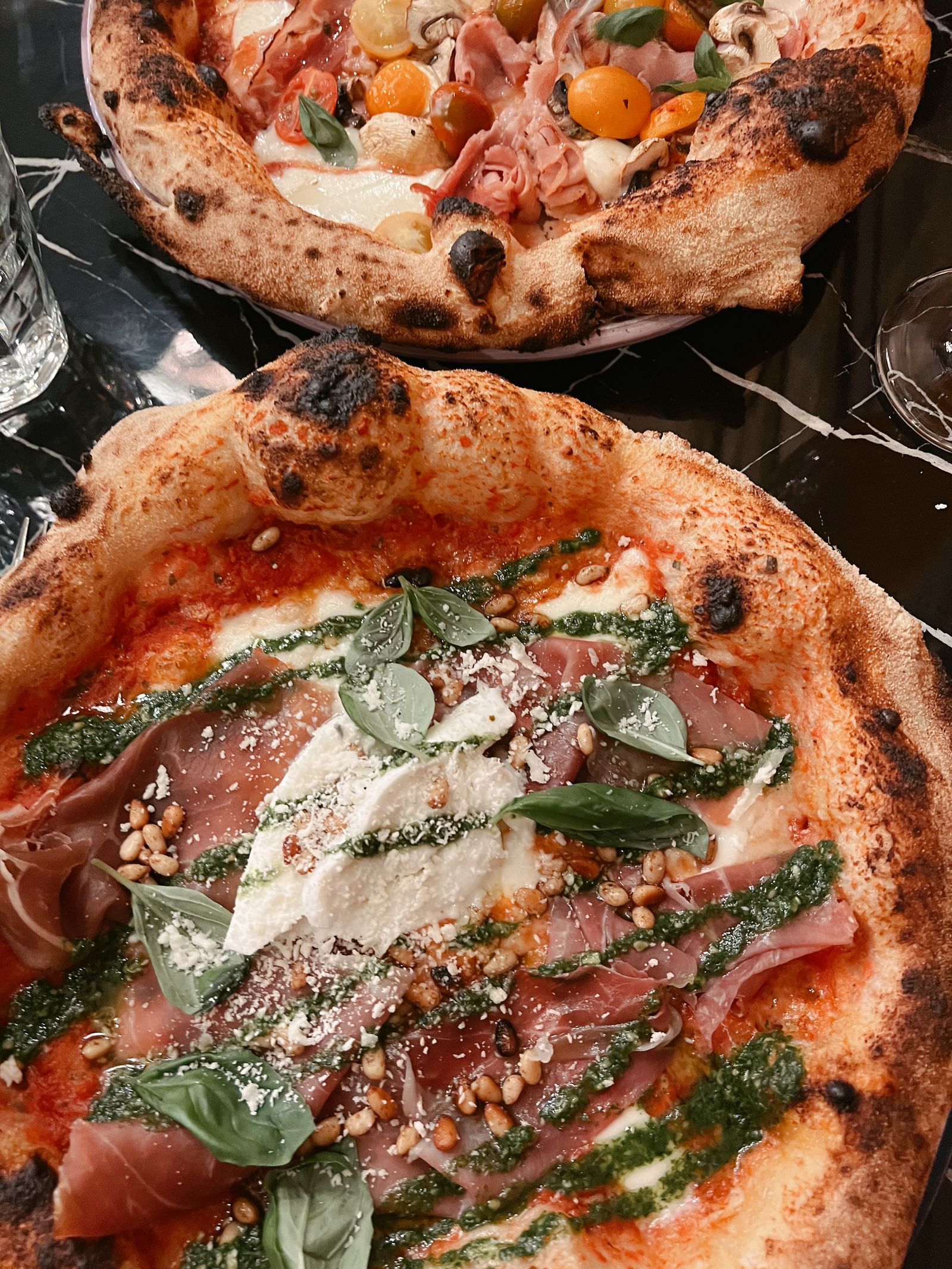 Pizzas artesanais com ingredientes frescos